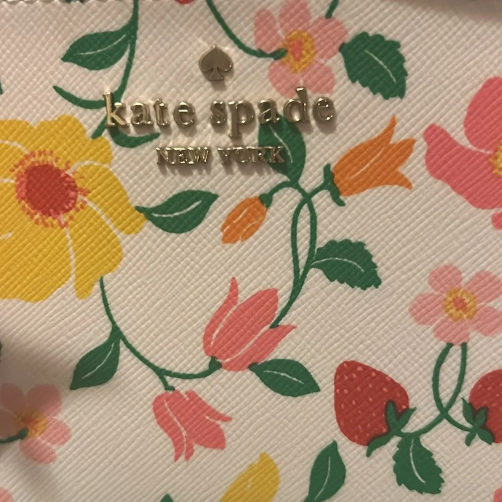 Kate Spade Strawberry Garden Medium Size Wristlet NWT - Picture 2 of 7